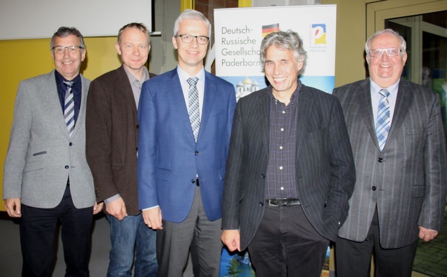 (von links nach rechts) Alfons Bölte und Christoph Marx vom Ludwig-Erhard-Berufskolleg, Dr. Johannes Oeldemann, Vizepräsident der Deutsch-Russischen Gesellschaft Paderborn, Stephan Hilsberg, Vinzenz Heggen, stellvertretender Landrat des Kreises Paderborn bei der Ausstellungseröffnung „Der Kommunismus in seinem Zeitalter“ (Foto: © Amt für Presse- und Öffentlichkeitsarbeit, Kreis Paderborn, Michaela Pitz)